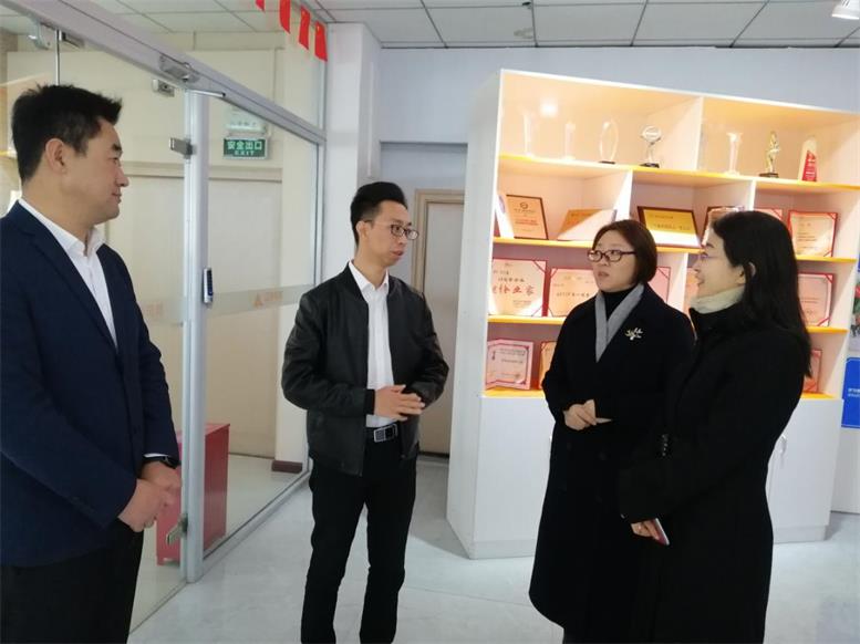 辽阳市妇联主席郑岑岭莅临百乐博信息考察调研